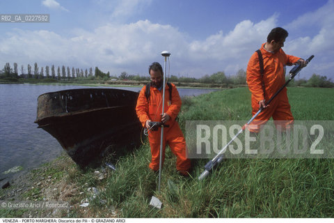 Localizzazione:..VENEZIA / PORTO MARGHERA..Oggetto:..Soggetto:..DISCARICA DEI PILI / INQUINAMENTO RIFIUTI TOSSICI CONSORZIO VENEZIA NUOVA / MISURAZIONE RADIOATTIVITA..Cronologia: ....Definizione Culturale:..   Autore:....   Stile:..   Editori/Stampatori:..   Committenza:..Materia e Tecnica:....Collocazione:..Note:..DISCARICHE..Riproduzione Fotografica:..Copyright:..Graziano Arici/Rosebud2 .Data:..1999..Costo:..A