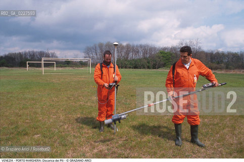 Localizzazione:..VENEZIA / PORTO MARGHERA..Oggetto:..Soggetto:..DISCARICA DEI PILI / INQUINAMENTO RIFIUTI TOSSICI CONSORZIO VENEZIA NUOVA / MISURAZIONE RADIOATTIVITA..Cronologia: ....Definizione Culturale:..   Autore:....   Stile:..   Editori/Stampatori:..   Committenza:..Materia e Tecnica:....Collocazione:..Note:..DISCARICHE..Riproduzione Fotografica:..Copyright:..Graziano Arici/Rosebud2 .Data:..1999..Costo:..A