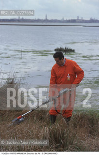 Localizzazione:..VENEZIA / PORTO MARGHERA..Oggetto:..Soggetto:..DISCARICA DEI PILI / INQUINAMENTO RIFIUTI TOSSICI CONSORZIO VENEZIA NUOVA / MISURAZIONE RADIOATTIVITA ..Cronologia: ....Definizione Culturale:..   Autore:....   Stile:..   Editori/Stampatori:..   Committenza:..Materia e Tecnica:....Collocazione:..Note:..DISCARICHE..Riproduzione Fotografica:..Copyright:..Graziano Arici/Rosebud2 .Data:..1999..Costo:..A