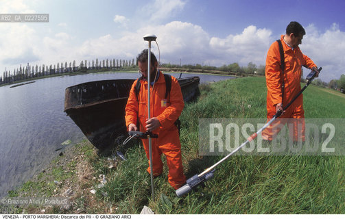 Localizzazione:..VENEZIA / PORTO MARGHERA..Oggetto:..Soggetto:..DISCARICA DEI PILI / INQUINAMENTO RIFIUTI TOSSICI CONSORZIO VENEZIA NUOVA / MISURAZIONE RADIOATTIVITA..Cronologia: ....Definizione Culturale:..   Autore:....   Stile:..   Editori/Stampatori:..   Committenza:..Materia e Tecnica:....Collocazione:..Note:..DISCARICHE..Riproduzione Fotografica:..Copyright:..Graziano Arici/Rosebud2 .Data:..1999..Costo:..A