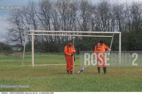Localizzazione:..VENEZIA / PORTO MARGHERA..Oggetto:..Soggetto:..DISCARICA DEI PILI / INQUINAMENTO RIFIUTI TOSSICI CONSORZIO VENEZIA NUOVA / MISURAZIONE RADIOATTIVITA..Cronologia: ....Definizione Culturale:..   Autore:....   Stile:..   Editori/Stampatori:..   Committenza:..Materia e Tecnica:....Collocazione:..Note:..DISCARICHE..Riproduzione Fotografica:..Copyright:..Graziano Arici/Rosebud2 .Data:..1999..Costo:..A