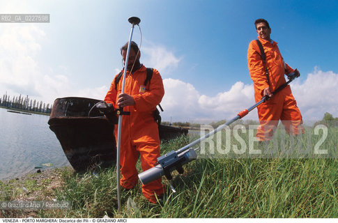 Localizzazione:..VENEZIA / PORTO MARGHERA..Oggetto:..Soggetto:..DISCARICA DEI PILI / INQUINAMENTO RIFIUTI TOSSICI CONSORZIO VENEZIA NUOVA / MISURAZIONE RADIOATTIVITA..Cronologia: ....Definizione Culturale:..   Autore:....   Stile:..   Editori/Stampatori:..   Committenza:..Materia e Tecnica:....Collocazione:..Note:..DISCARICHE..Riproduzione Fotografica:..Copyright:..Graziano Arici/Rosebud2 .Data:..1999..Costo:..A