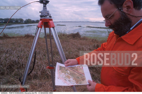 Localizzazione:..VENEZIA / PORTO MARGHERA..Oggetto:..Soggetto:..DISCARICA DEI PILI / INQUINAMENTO RIFIUTI TOSSICI CONSORZIO VENEZIA NUOVA / RILEVAZIONI GEOLOGICHE..Cronologia: ....Definizione Culturale:..   Autore:....   Stile:..   Editori/Stampatori:..   Committenza:..Materia e Tecnica:....Collocazione:..Note:..DISCARICHE..Riproduzione Fotografica:..Copyright:..Graziano Arici/Rosebud2 .Data:..1999..Costo:..A