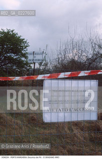 Localizzazione:..VENEZIA / PORTO MARGHERA..Oggetto:..Soggetto:..DISCARICA DEI PILI / INQUINAMENTO RIFIUTI TOSSICI / SEQUESTRO..Cronologia: ....Definizione Culturale:..   Autore:....   Stile:..   Editori/Stampatori:..   Committenza:..Materia e Tecnica:....Collocazione:..Note:..DISCARICHE..Riproduzione Fotografica:..Copyright:..Graziano Arici/Rosebud2 .Data:..1999..Costo:..A