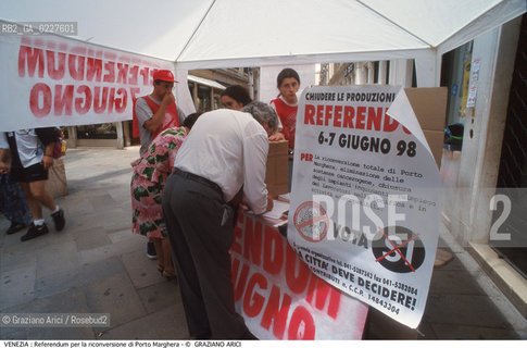Localizzazione:..VENEZIA..Oggetto:..Soggetto:..REFERENDUM PER LA RICONVERSIONE DI PORTO MARGHERA / INQUINAMENTO PROTESTA..Cronologia: ....Definizione Culturale:..   Autore:....   Stile:..   Editori/Stampatori:..   Committenza:..Materia e Tecnica:....Collocazione:..Note:..DISCARICHE..Riproduzione Fotografica:..Copyright:..Graziano Arici/Rosebud2 .Data:..1998..Costo:..A