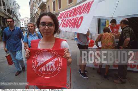 Localizzazione:..VENEZIA..Oggetto:..Soggetto:..REFERENDUM PER LA RICONVERSIONE DI PORTO MARGHERA / INQUINAMENTO PROTESTA..Cronologia: ....Definizione Culturale:..   Autore:....   Stile:..   Editori/Stampatori:..   Committenza:..Materia e Tecnica:....Collocazione:..Note:..DISCARICHE..Riproduzione Fotografica:..Copyright:..Graziano Arici/Rosebud2 .Data:..1998..Costo:..A