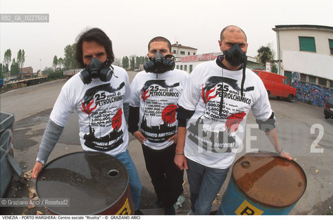 Localizzazione:..VENEZIA / PORTO MARGHERA..Oggetto:..Soggetto:..CENTRO SOCIALE AUTOGESTITO RIVOLTA / MANIFESTAZIONE ECOLOGICA / AUTONOMIA INQUINAMENTO ENICHEM / ZONA INDUSTRIALE..Cronologia: ....Definizione Culturale:..   Autore:....   Stile:..   Editori/Stampatori:..   Committenza:..Materia e Tecnica:....Collocazione:..Note:..DISCARICHE..Riproduzione Fotografica:..Copyright:..Graziano Arici/Rosebud2 .Data:..1998..Costo:..A