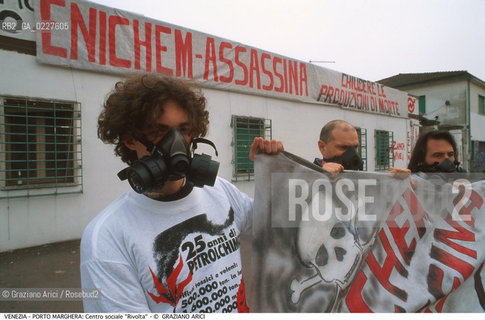 Localizzazione:..VENEZIA / PORTO MARGHERA..Oggetto:..Soggetto:..CENTRO SOCIALE AUTOGESTITO RIVOLTA / MANIFESTAZIONE ECOLOGICA / AUTONOMIA INQUINAMENTO ENICHEM / ZONA INDUSTRIALE..Cronologia: ....Definizione Culturale:..   Autore:....   Stile:..   Editori/Stampatori:..   Committenza:..Materia e Tecnica:....Collocazione:..Note:..DISCARICHE..Riproduzione Fotografica:..Copyright:..Graziano Arici/Rosebud2 .Data:..1998..Costo:..A