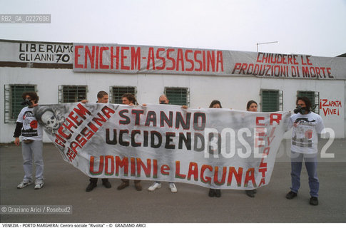 Localizzazione:..VENEZIA / PORTO MARGHERA..Oggetto:..Soggetto:..CENTRO SOCIALE AUTOGESTITO RIVOLTA / MANIFESTAZIONE ECOLOGICA / AUTONOMIA INQUINAMENTO ENICHEM / ZONA INDUSTRIALE..Cronologia: ....Definizione Culturale:..   Autore:....   Stile:..   Editori/Stampatori:..   Committenza:..Materia e Tecnica:....Collocazione:..Note:..DISCARICHE..Riproduzione Fotografica:..Copyright:..Graziano Arici/Rosebud2 .Data:..1998..Costo:..A