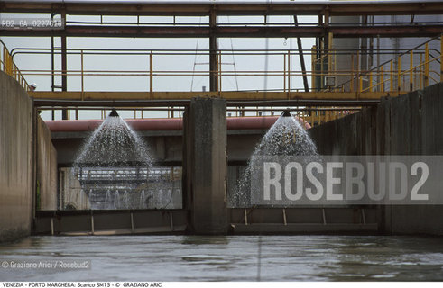 Localizzazione:..VENEZIA / PORTO MARGHERA..Oggetto:..Soggetto:..SCARICO SM15 / INQUINAMENTO RIFIUTI TOSSICI PETROLCHIMICO ZONA INDUSTRIALE..Cronologia: ....Definizione Culturale:..   Autore:....   Stile:..   Editori/Stampatori:..   Committenza:..Materia e Tecnica:....Collocazione:..Note:..DISCARICHE..Riproduzione Fotografica:..Copyright:..Graziano Arici/Rosebud2 .Data:..1998..Costo:..A