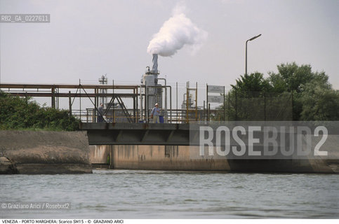 Localizzazione:..VENEZIA / PORTO MARGHERA..Oggetto:..Soggetto:..SCARICO SM15 / INQUINAMENTO CANALE RIFIUTI TOSSICI PETROLCHIMICO ZONA INDUSTRIALE..Cronologia: ....Definizione Culturale:..   Autore:....   Stile:..   Editori/Stampatori:..   Committenza:..Materia e Tecnica:....Collocazione:..Note:..DISCARICHE..Riproduzione Fotografica:..Copyright:..Graziano Arici/Rosebud2 .Data:..1998..Costo:..A