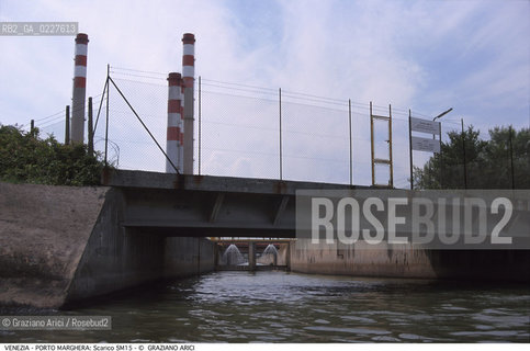 Localizzazione:..VENEZIA / PORTO MARGHERA..Oggetto:..Soggetto:..SCARICO SM15 / INQUINAMENTO CANALE RIFIUTI TOSSICI PETROLCHIMICO ZONA INDUSTRIALE..Cronologia: ....Definizione Culturale:..   Autore:....   Stile:..   Editori/Stampatori:..   Committenza:..Materia e Tecnica:....Collocazione:..Note:..DISCARICHE..Riproduzione Fotografica:..Copyright:..Graziano Arici/Rosebud2 .Data:..1998..Costo:..A