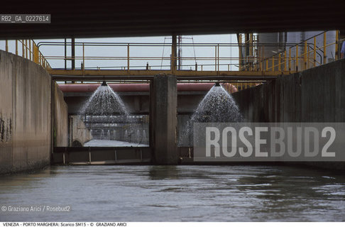 Localizzazione:..VENEZIA / PORTO MARGHERA..Oggetto:..Soggetto:..SCARICO SM15 / INQUINAMENTO CANALE RIFIUTI TOSSICI PETROLCHIMICO ZONA INDUSTRIALE..Cronologia: ....Definizione Culturale:..   Autore:....   Stile:..   Editori/Stampatori:..   Committenza:..Materia e Tecnica:....Collocazione:..Note:..DISCARICHE..Riproduzione Fotografica:..Copyright:..Graziano Arici/Rosebud2 .Data:..1998..Costo:..A