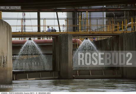 Localizzazione:..VENEZIA / PORTO MARGHERA..Oggetto:..Soggetto:..SCARICO SM15 / INQUINAMENTO CANALE RIFIUTI TOSSICI PETROLCHIMICO ZONA INDUSTRIALE..Cronologia: ....Definizione Culturale:..   Autore:....   Stile:..   Editori/Stampatori:..   Committenza:..Materia e Tecnica:....Collocazione:..Note:..DISCARICHE..Riproduzione Fotografica:..Copyright:..Graziano Arici/Rosebud2 .Data:..1998..Costo:..A