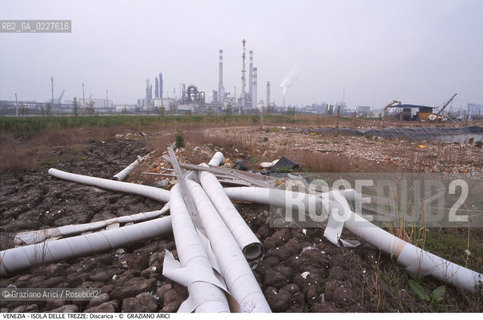 Localizzazione:..VENEZIA / ISOLA DELLE TREZZE..Oggetto:..Soggetto:..DISCARICA / INQUINAMENTO RIFIUTI TOSSICI / ZONA INDUSTRIALE FUSINA..Cronologia: ....Definizione Culturale:..   Autore:....   Stile:..   Editori/Stampatori:..   Committenza:..Materia e Tecnica:....Collocazione:..Note:..DISCARICHE..Riproduzione Fotografica:..Copyright:..Graziano Arici/Rosebud2 .Data:..1999..Costo:..A