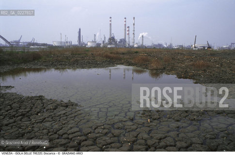 Localizzazione:..VENEZIA / ISOLA DELLE TREZZE..Oggetto:..Soggetto:..DISCARICA / INQUINAMENTO RIFIUTI TOSSICI / ZONA INDUSTRIALE FUSINA..Cronologia: ....Definizione Culturale:..   Autore:....   Stile:..   Editori/Stampatori:..   Committenza:..Materia e Tecnica:....Collocazione:..Note:..DISCARICHE..Riproduzione Fotografica:..Copyright:..Graziano Arici/Rosebud2 .Data:..1999..Costo:..A