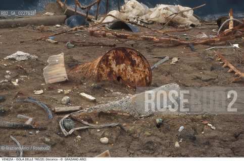 Localizzazione:..VENEZIA / ISOLA DELLE TREZZE..Oggetto:..Soggetto:..DISCARICA / INQUINAMENTO RIFIUTI TOSSICI / ZONA INDUSTRIALE FUSINA..Cronologia: ....Definizione Culturale:..   Autore:....   Stile:..   Editori/Stampatori:..   Committenza:..Materia e Tecnica:....Collocazione:..Note:..DISCARICHE..Riproduzione Fotografica:..Copyright:..Graziano Arici/Rosebud2 .Data:..1999..Costo:..A