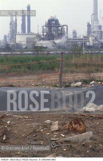 Localizzazione:..VENEZIA / ISOLA DELLE TREZZE..Oggetto:..Soggetto:..DISCARICA / INQUINAMENTO RIFIUTI TOSSICI / ZONA INDUSTRIALE FUSINA..Cronologia: ....Definizione Culturale:..   Autore:....   Stile:..   Editori/Stampatori:..   Committenza:..Materia e Tecnica:....Collocazione:..Note:..DISCARICHE..Riproduzione Fotografica:..Copyright:..Graziano Arici/Rosebud2 .Data:..1999..Costo:..A