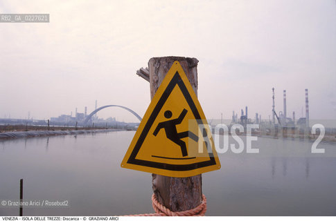 Localizzazione:..VENEZIA / ISOLA DELLE TREZZE..Oggetto:..Soggetto:..DISCARICA / INQUINAMENTO RIFIUTI TOSSICI / ZONA INDUSTRIALE FUSINA..Cronologia: ....Definizione Culturale:..   Autore:....   Stile:..   Editori/Stampatori:..   Committenza:..Materia e Tecnica:....Collocazione:..Note:..DISCARICHE..Riproduzione Fotografica:..Copyright:..Graziano Arici/Rosebud2 .Data:..1999..Costo:..A