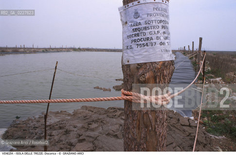 Localizzazione:..VENEZIA / ISOLA DELLE TREZZE..Oggetto:..Soggetto:..SEQUESTRO DELLA DISCARICA / INQUINAMENTO RIFIUTI TOSSICI / ZONA INDUSTRIALE FUSINA..Cronologia: ....Definizione Culturale:..   Autore:....   Stile:..   Editori/Stampatori:..   Committenza:..Materia e Tecnica:....Collocazione:..Note:..DISCARICHE..Riproduzione Fotografica:..Copyright:..Graziano Arici/Rosebud2 .Data:..1999..Costo:..A
