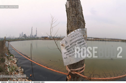 Localizzazione:..VENEZIA / ISOLA DELLE TREZZE..Oggetto:..Soggetto:..SEQUESTRO DELLA DISCARICA / INQUINAMENTO RIFIUTI TOSSICI / ZONA INDUSTRIALE FUSINA..Cronologia: ....Definizione Culturale:..   Autore:....   Stile:..   Editori/Stampatori:..   Committenza:..Materia e Tecnica:....Collocazione:..Note:..DISCARICHE..Riproduzione Fotografica:..Copyright:..Graziano Arici/Rosebud2 .Data:..1999..Costo:..A