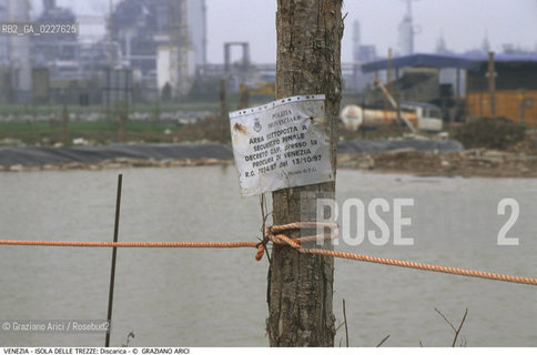 Localizzazione:..VENEZIA / ISOLA DELLE TREZZE..Oggetto:..Soggetto:..SEQUESTRO DELLA DISCARICA / INQUINAMENTO RIFIUTI TOSSICI / ZONA INDUSTRIALE FUSINA..Cronologia: ....Definizione Culturale:..   Autore:....   Stile:..   Editori/Stampatori:..   Committenza:..Materia e Tecnica:....Collocazione:..Note:..DISCARICHE..Riproduzione Fotografica:..Copyright:..Graziano Arici/Rosebud2 .Data:..1999..Costo:..A
