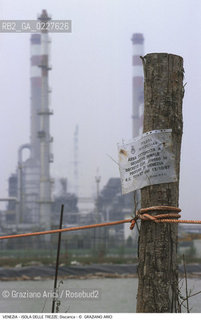 Localizzazione:..VENEZIA / ISOLA DELLE TREZZE..Oggetto:..Soggetto:..SEQUESTRO DELLA DISCARICA / INQUINAMENTO RIFIUTI TOSSICI / ZONA INDUSTRIALE FUSINA..Cronologia: ....Definizione Culturale:..   Autore:....   Stile:..   Editori/Stampatori:..   Committenza:..Materia e Tecnica:....Collocazione:..Note:..DISCARICHE..Riproduzione Fotografica:..Copyright:..Graziano Arici/Rosebud2 .Data:..1999..Costo:..A