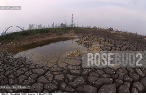 Localizzazione:..VENEZIA / ISOLA DELLE TREZZE..Oggetto:..Soggetto:..DISCARICA / INQUINAMENTO RIFIUTI TOSSICI / ZONA INDUSTRIALE FUSINA..Cronologia: ....Definizione Culturale:..   Autore:....   Stile:..   Editori/Stampatori:..   Committenza:..Materia e Tecnica:....Collocazione:..Note:..DISCARICHE..Riproduzione Fotografica:..Copyright:..Graziano Arici/Rosebud2 .Data:..1999..Costo:..A