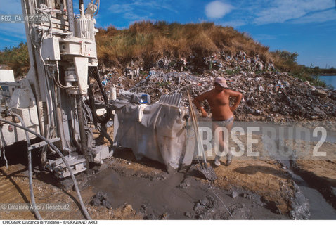 Localizzazione:..CHIOGGIA..Oggetto:..Soggetto:..MESSA IN SICUREZZA DELLA DISCARICA DI VALDARIO / INQUINAMENTO CONSORZIO VENEZIA NUOVA ..Cronologia: ....Definizione Culturale:..   Autore:....   Stile:..   Editori/Stampatori:..   Committenza:..Materia e Tecnica:....Collocazione:..Note:..DISCARICHE..Riproduzione Fotografica:..Copyright:..Graziano Arici/Rosebud2 .Data:..1998..Costo:..A