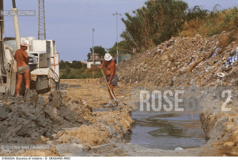 Localizzazione:..CHIOGGIA..Oggetto:..Soggetto:..MESSA IN SICUREZZA DELLA DISCARICA DI VALDARIO / INQUINAMENTO / CONSORZIO VENEZIA NUOVA..Cronologia: ....Definizione Culturale:..   Autore:....   Stile:..   Editori/Stampatori:..   Committenza:..Materia e Tecnica:....Collocazione:..Note:..DISCARICHE..Riproduzione Fotografica:..Copyright:..Graziano Arici/Rosebud2 .Data:..1998..Costo:..A