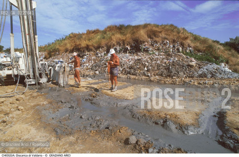 Localizzazione:..CHIOGGIA..Oggetto:..Soggetto:..MESSA IN SICUREZZA DELLA DISCARICA DI VALDARIO / INQUINAMENTO / CONSORZIO VENEZIA NUOVA..Cronologia: ....Definizione Culturale:..   Autore:....   Stile:..   Editori/Stampatori:..   Committenza:..Materia e Tecnica:....Collocazione:..Note:..DISCARICHE..Riproduzione Fotografica:..Copyright:..Graziano Arici/Rosebud2 .Data:..1998..Costo:..A