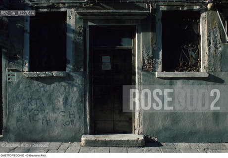 Caption: Nome:..GHETTO VECCHIO..Localizzazione:..VENEZIA / CANNAREGIO / GHETTO VECCHIO  ..VENICE / CANNAREGIO  / GHETTO VECCHIO   ..Soggetto:..CASA..Cronologia:......Autore:......Stile:......Editori Stampatori:......Committenza:......Materia e Tecnica:......Collocazione:......Note:......Riproduzione Fotografica:..Graziano Arici/Rosebud2  ....Copyright:..Graziano Arici/Rosebud2/  ....Data:..1994....Costo:..A....Key:..GHETTO VECCHIO  ESTERNI  ..EXTERIORS