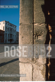 Caption: Nome:..ANTICA PORTA DI INGRESSO DEL GHETTO VECCHIO : CARDINI ....Localizzazione:..VENEZIA / CANNAREGIO / GHETTO VECCHIO  ..VENICE / CANNAREGIO  / GHETTO VECCHIO   ..Soggetto:..CARDINI DELLINGRESSO DEL GHETTO VECCHIO ..PILLARS OF THE ENTRANCE TO THE GHETTO VECCHIO   ..Cronologia:......Autore:......Stile:......Editori Stampatori:......Committenza:......Materia e Tecnica:......Collocazione:......Note:......Riproduzione Fotografica:..Graziano Arici/Rosebud2  ....Copyright:..Graziano Arici/Rosebud2/  ....Data:..1994....Costo:..A....Key:..GHETTO VECCHIO  ESTERNI  ..EXTERIORS