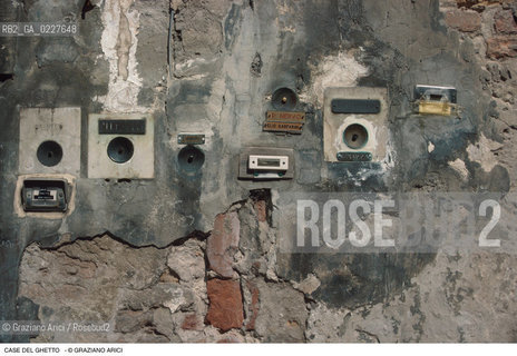 Caption: Nome:..GHETTO VECCHIO : CAMPANELLI DI CASE PRIVATE  ....Localizzazione:..VENEZIA / CANNAREGIO / GHETTO VECCHIO  ..VENICE / CANNAREGIO  / GHETTO VECCHIO   ..Soggetto:..CAMPANELLI DI CASE PRIVATE  ..PRIVATE HOUSES DOORBELLS  ..Cronologia:......Autore:......Stile:......Editori Stampatori:......Committenza:......Materia e Tecnica:......Collocazione:......Note:......Riproduzione Fotografica:..Graziano Arici/Rosebud2  ....Copyright:..Graziano Arici/Rosebud2/  ....Data:..1994....Costo:..A....Key:..GHETTO VECCHIO  ESTERNI  ..EXTERIORS