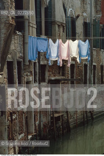 Caption: Nome:..GHETTO VECCHIO : CASE PRIVATE SUL CANALE....Localizzazione:..VENEZIA / CANNAREGIO / GHETTO VECCHIO  ..VENICE / CANNAREGIO  / GHETTO VECCHIO   ..Soggetto:..CASE PRIVATE  ..PRIVATE HOUSES  ..Cronologia:......Autore:......Stile:......Editori Stampatori:......Committenza:......Materia e Tecnica:......Collocazione:......Note:......Riproduzione Fotografica:..Graziano Arici/Rosebud2  ....Copyright:..Graziano Arici/Rosebud2/  ....Data:..1994....Costo:..A....Key:..GHETTO VECCHIO  ESTERNI  ..EXTERIORS