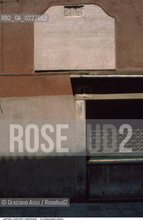 Caption: Nome:..GHETTO VECCHIO : LAPIDE CON EDITTO CONTRO I MARRANI ....Localizzazione:..VENEZIA / CANNAREGIO / GHETTO VECCHIO  ..VENICE / CANNAREGIO  / GHETTO VECCHIO   ..Soggetto:..LAPIDE CON EDITTO CONTRO I MARRANI   ..PLAQUE WITH EDICT  AGAINST THE MARRANOS  ..Cronologia:......Autore:......Stile:......Editori Stampatori:......Committenza:......Materia e Tecnica:......Collocazione:......Note:......Riproduzione Fotografica:..Graziano Arici/Rosebud2  ....Copyright:..Graziano Arici/Rosebud2/  ....Data:..1994....Costo:..A....Key:..GHETTO VECCHIO  ESTERNI  ..EXTERIORS