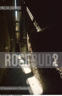 Caption: Nome:..GHETTO VECCHIO : CALLE SPORCA ....Localizzazione:..VENEZIA / CANNAREGIO / GHETTO VECCHIO  ..VENICE / CANNAREGIO  / GHETTO VECCHIO   ..Soggetto:..CALLE SPORCA  ..CALLE SPORCA  ..Cronologia:......Autore:......Stile:......Editori Stampatori:......Committenza:......Materia e Tecnica:......Collocazione:......Note:......Riproduzione Fotografica:..Graziano Arici/Rosebud2  ....Copyright:..Graziano Arici/Rosebud2/  ....Data:..1994....Costo:..A....Key:..GHETTO VECCHIO  ESTERNI  ..EXTERIORS