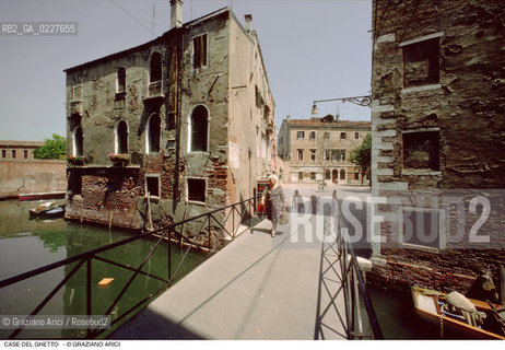 Caption: Nome:..IL PONTE CHE COLLEGA IL GHETTO VECCHIO CON IL GHETTO NOVO  ....Localizzazione:..VENEZIA / CANNAREGIO / GHETTO VECCHIO  ..VENICE / CANNAREGIO  / GHETTO VECCHIO   ..Soggetto:..IL PONTE CHE COLLEGA IL GHETTO VECCHIO CON IL GHETTO NOVO  ..THE BRIDGE  JOINING THE GHETTO VECCHIO TO THE GHETTO NOVO  ..Cronologia:......Autore:......Stile:......Editori Stampatori:......Committenza:......Materia e Tecnica:......Collocazione:......Note:......Riproduzione Fotografica:..Graziano Arici/Rosebud2  ....Copyright:..Graziano Arici/Rosebud2/  ....Data:..1994....Costo:..A....Key:..GHETTO VECCHIO GHETTO NUOVO ESTERNI  ..EXTERIORS