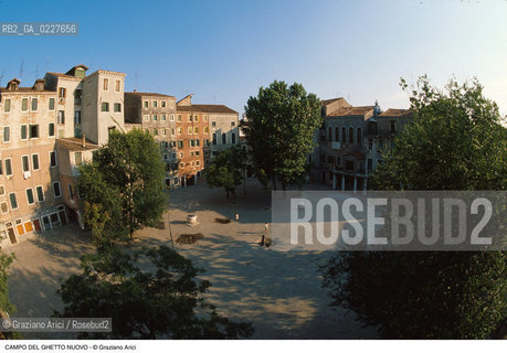 Caption: Nome:..GHETTO NOVO : CAMPO DEL GHETTO NOVO  ....Localizzazione:..VENEZIA / CANNAREGIO / GHETTO NOVO..VENICE / CANNAREGIO  / GHETTO NOVO  ..Soggetto:..CAMPO DEL GHETTO NOVO  ....Cronologia:......Autore:......Stile:......Editori Stampatori:......Committenza:......Materia e Tecnica:......Collocazione:......Note:......Riproduzione Fotografica:..Graziano Arici/Rosebud2  ....Copyright:..Graziano Arici/Rosebud2/  ....Data:..1994....Costo:..A....Key:..GHETTO NOVO  ESTERNI  ..EXTERIORS