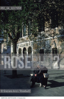 Caption: Nome:..GHETTO NOVO : CAMPO DEL GHETTO NOVO  ....Localizzazione:..VENEZIA / CANNAREGIO / GHETTO NOVO..VENICE / CANNAREGIO  / GHETTO NOVO ..Soggetto:..CAMPO DEL GHETTO NOVO  ....Cronologia:......Autore:......Stile:......Editori Stampatori:......Committenza:......Materia e Tecnica:......Collocazione:......Note:......Riproduzione Fotografica:..Graziano Arici/Rosebud2  ....Copyright:..Graziano Arici/Rosebud2/  ....Data:..1994....Costo:..A....Key:..GHETTO NOVO  ESTERNI  ..EXTERIORS