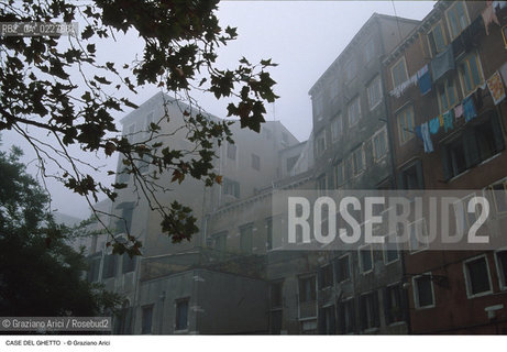 Caption: Localizzazione:..VENEZIA / CANNAREGIO..Oggetto:..Soggetto:..CAMPO DEL GHETTO NOVO CASE..Cronologia: ....Definizione Culturale:..   Autore:....   Stile:..   Editori/Stampatori:..   Committenza:..Materia e Tecnica:....Collocazione:..Note:..INVERNO..Riproduzione Fotografica:..Copyright:..Graziano Arici/Rosebud2 .Data:..1992..Costo:..A