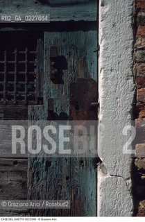 Caption: Nome:..GHETTO VECCHIO : ANTICO PORTONE ....Localizzazione:..VENEZIA / CANNAREGIO / GHETTO VECCHIO  ..VENICE / CANNAREGIO  / GHETTO VECCHIO   ..Soggetto:..PORTONE  ..DOORWAY  ..Cronologia:......Autore:......Stile:......Editori Stampatori:......Committenza:......Materia e Tecnica:......Collocazione:......Note:......Riproduzione Fotografica:..Graziano Arici/Rosebud2  ....Copyright:..Graziano Arici/Rosebud2/  ....Data:..1994....Costo:..A....Key:..GHETTO VECCHIO  ESTERNI  ..EXTERIORS