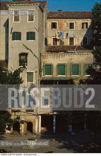 Caption: Nome:..GHETTO NOVO : CASE  I CAMPO DEL GHETTO NOVO....Localizzazione:..VENEZIA / CANNAREGIO / GHETTO NOVO..VENICE / CANNAREGIO  / GHETTO NOVO..Soggetto:..CASE  ..HOUSES  ..Cronologia:......Autore:......Stile:......Editori Stampatori:......Committenza:......Materia e Tecnica:......Collocazione:......Note:......Riproduzione Fotografica:..Graziano Arici/Rosebud2  ....Copyright:..Graziano Arici/Rosebud2/  ....Data:..1994....Costo:..A....Key:..GHETTO NOVO  ESTERNI  ..EXTERIORS