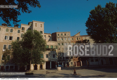 Caption: Nome:..GHETTO NOVO : CAMPO DEL GHETTO NOVO  ....Localizzazione:..VENEZIA / CANNAREGIO / GHETTO NOVO..VENICE / CANNAREGIO  / GHETTO NOVO..Soggetto:..CAMPO DEL GHETTO NOVO  .. ..Cronologia:......Autore:......Stile:......Editori Stampatori:......Committenza:......Materia e Tecnica:......Collocazione:......Note:......Riproduzione Fotografica:..Graziano Arici/Rosebud2  ....Copyright:..Graziano Arici/Rosebud2/  ....Data:..1994....Costo:..A....Key:..GHETTO NOVO  ESTERNI  ..EXTERIORS