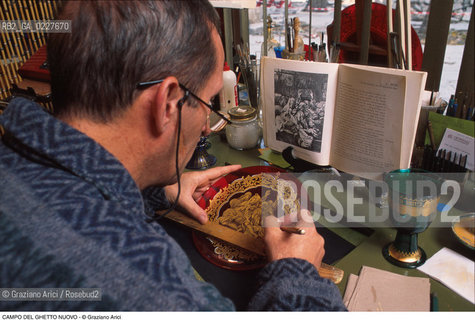 Caption: Nome:..GHETTO NOVO : ARTIGIANATO (DECORAZIONE SU VETRO DI MOTIVI DECORATIVI EBRAICI) ....Localizzazione:..VENEZIA / CANNAREGIO / GHETTO VECCHIO  ..VENICE / CANNAREGIO  / GHETTO VECCHIO   ..Soggetto:..ARTE EBRAICA / ARTIGIANATO / DECORAZIONE SU VETRO  ..JEWISH ART / HANDYCRAFT  / PAINTING ON GLASS  ..Cronologia:......Autore:......Stile:......Editori Stampatori:......Committenza:......Materia e Tecnica:......Collocazione:......Note:......Riproduzione Fotografica:..Graziano Arici/Rosebud2  ....Copyright:..Graziano Arici/Rosebud2/  ....Data:..1994....Costo:..A....Key:..GHETTO NOVO ARTIGIANATO  ..HANDYCRAFT