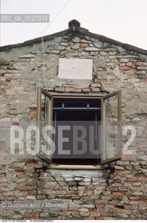 Caption: Nome:..GHETTO VECCHIO : LA LAPIDE CHE SEGNA IL LIMITE DEL GHETTO  ....Localizzazione:..VENEZIA / CANNAREGIO / GHETTO VECCHIO  ..VENICE / CANNAREGIO  / GHETTO VECCHIO   ..Soggetto:..LA LAPIDE CHE SEGNA IL LIMITE DEL GHETTO  ..THE PLAQUE THAT MARKS  THE LIMIT OF THE GHETTO  ..Cronologia:......Autore:......Stile:......Editori Stampatori:......Committenza:......Materia e Tecnica:......Collocazione:......Note:......Riproduzione Fotografica:..Graziano Arici/Rosebud2  ....Copyright:..Graziano Arici/Rosebud2/  ....Data:..1994....Costo:..A....Key:..GHETTO VECCHIO  ESTERNI  ..EXTERIORS