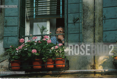 Caption: Nome:..GHETTO NOVO : CASE  ....Localizzazione:..VENEZIA / CANNAREGIO / GHETTO NOVO..VENICE / CANNAREGIO  / GHETTO NOVO..Soggetto:..CASE  ANZIANI..HOUSES  ..Cronologia:......Autore:......Stile:......Editori Stampatori:......Committenza:......Materia e Tecnica:......Collocazione:......Note:......Riproduzione Fotografica:..Graziano Arici/Rosebud2  ....Copyright:..Graziano Arici/Rosebud2/  ....Data:..1994....Costo:..A....Key:..GHETTO NOVO  ESTERNI  ..EXTERIORS