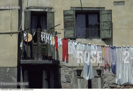 Caption: Nome:..GHETTO NOVO : CASE  ....Localizzazione:..VENEZIA / CANNAREGIO / GHETTO NOVO..VENICE / CANNAREGIO  / GHETTO NOVO..Soggetto:..CASE  ..HOUSES  ..Cronologia:......Autore:......Stile:......Editori Stampatori:......Committenza:......Materia e Tecnica:......Collocazione:......Note:......Riproduzione Fotografica:..Graziano Arici/Rosebud2  ....Copyright:..Graziano Arici/Rosebud2/  ....Data:..1994....Costo:..A....Key:..GHETTO NOVO  ESTERNI  ..EXTERIORS