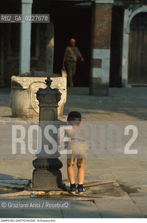 Caption: Nome:..GHETTO NOVO : CAMPO DEL GHETTO NOVO  ....Localizzazione:..VENEZIA / CANNAREGIO / GHETTO NOVO..VENICE / CANNAREGIO  / GHETTO NOVO..Soggetto:..CAMPO DEL GHETTO NOVO / FONTANA  BAMBINO..CAMPO DEL GHETTO NOVO  /  FOUNTAIN   ..Cronologia:......Autore:......Stile:......Editori Stampatori:......Committenza:......Materia e Tecnica:......Collocazione:......Note:......Riproduzione Fotografica:..Graziano Arici/Rosebud2  ....Copyright:..Graziano Arici/Rosebud2/  ....Data:..1994....Costo:..A....Key:..GHETTO NOVO VITA  ESTERNI  ..EXTERIORS  LIVING