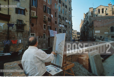 Caption: Nome:..GHETTO NOVO : CASE  ....Localizzazione:..VENEZIA / CANNAREGIO / GHETTO NOVO..VENICE / CANNAREGIO  / GHETTO NOVO..Soggetto:..CASE  ..HOUSES  PITTORE..Cronologia:......Autore:......Stile:......Editori Stampatori:......Committenza:......Materia e Tecnica:......Collocazione:......Note:......Riproduzione Fotografica:..Graziano Arici/Rosebud2  ....Copyright:..Graziano Arici/Rosebud2/  ....Data:..1994....Costo:..A....Key:..GHETTO NOVO  ESTERNI  ..EXTERIORS